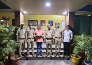 पुलिस ने लौटाए गुम हुए 2.5 लाख रुपये महिला ने जताया आभार