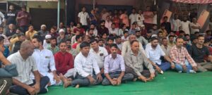 दुकानें बंद कर व्यापारियों ने किया धरना प्रदर्शन