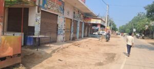 दुकानें बंद कर व्यापारियों ने किया धरना प्रदर्शन