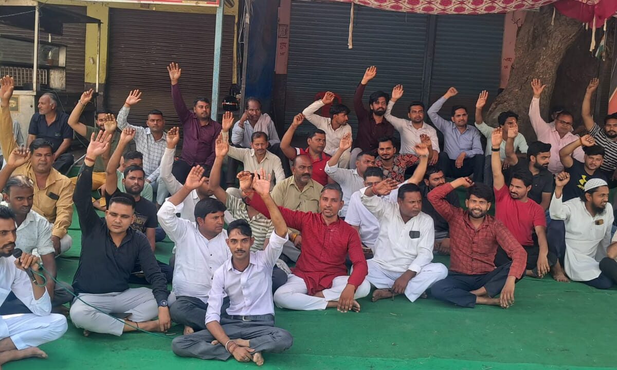दुकानें बंद कर व्यापारियों ने किया धरना प्रदर्शन