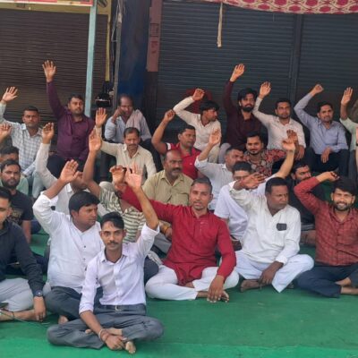 दुकानें बंद कर व्यापारियों ने किया धरना प्रदर्शन