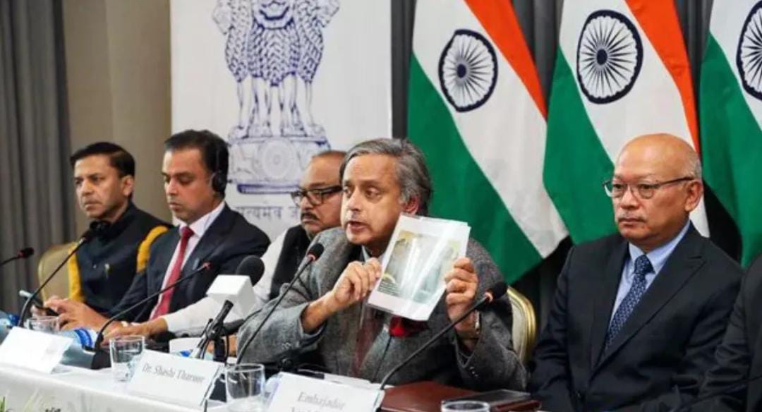 थरूर ने लगाई क्लास तो 48 घंटे में ही बदले कोलंबिया के सुर