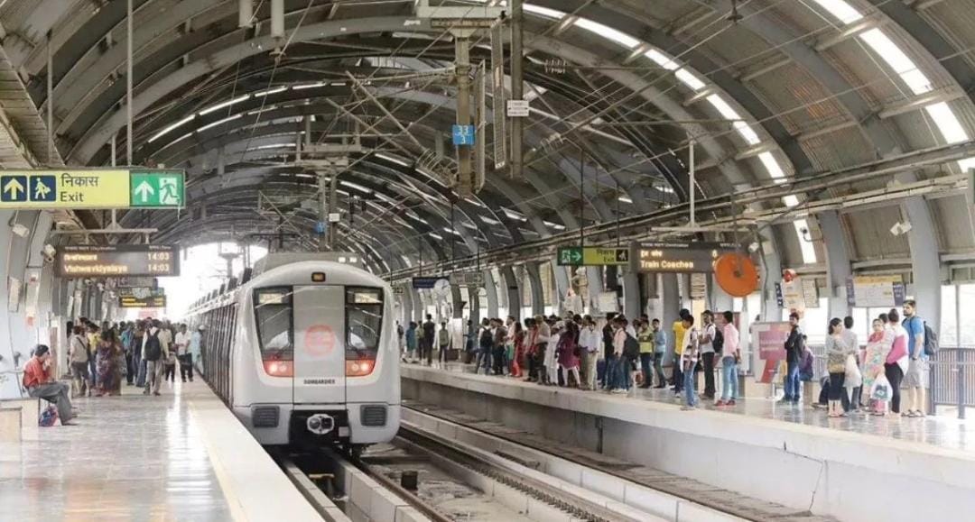 दिल्ली मेट्रो रेल में सफर करने वालों को नहीं लगना लाइन में