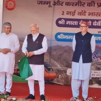 कश्मीर के लिए रवाना हुई वंदे भारत एक्सप्रेस