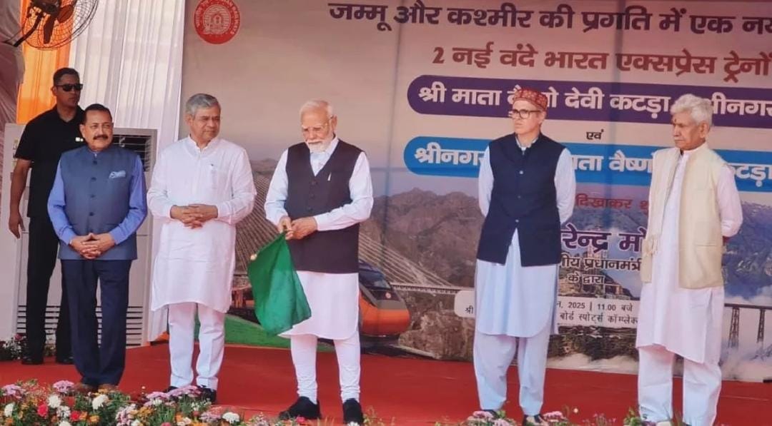 कश्मीर के लिए रवाना हुई वंदे भारत एक्सप्रेस