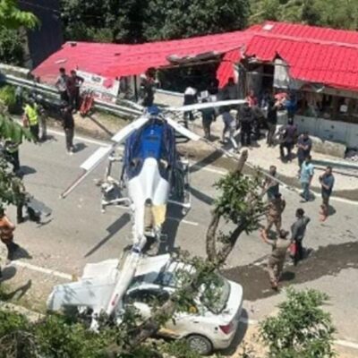 उत्तराखंड के रुद्रप्रयाग में हेलीकॉप्टर की सड़क पर इमरजेंसी लैंडिंग