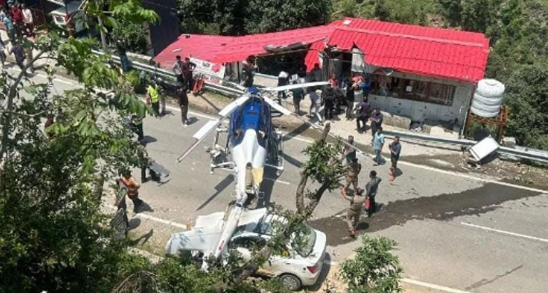 उत्तराखंड के रुद्रप्रयाग में हेलीकॉप्‍टर की सड़क पर इमरजेंसी लैंडिंग