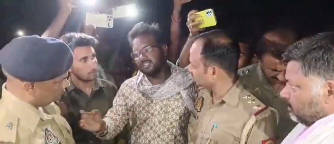 मथुरा के गोवर्धन में मुस्लिम बस्ती के समीप मिले अवशेष